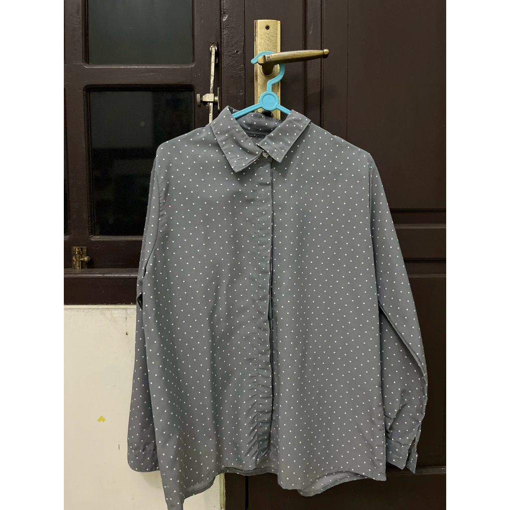 PRELOVED KEMEJA ATASAN WANITA ABU ABU POLKADOT