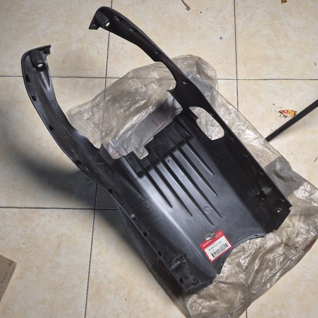 dek kolong lantai bawah honda beat karbu original AHM 64340-KVY-700