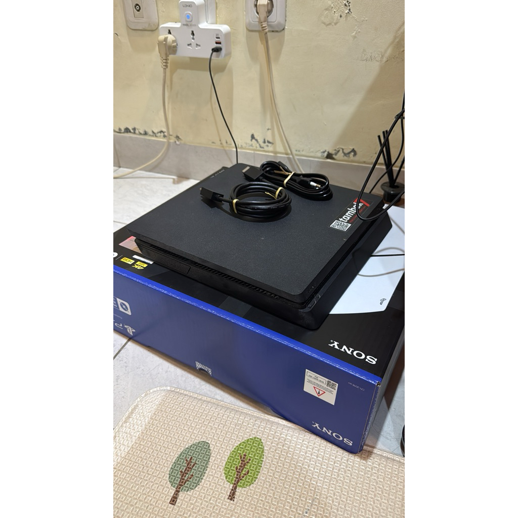 PS 4 Slim Bekas pemakaian pribadi 1 TB ori bukan hen