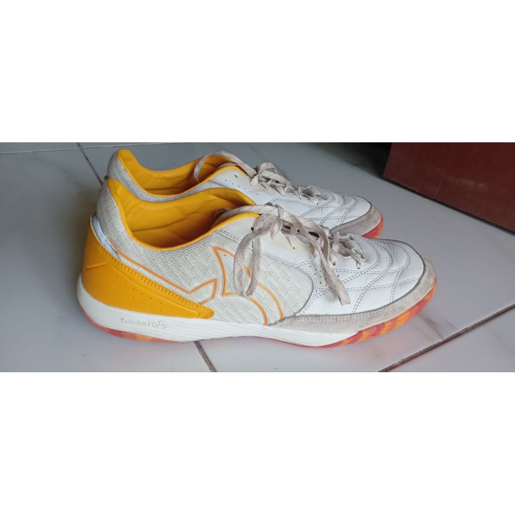[SECOND] Sepatu Futsal Jogosala Vanquish White/Mustard/Ortrange Size 45
