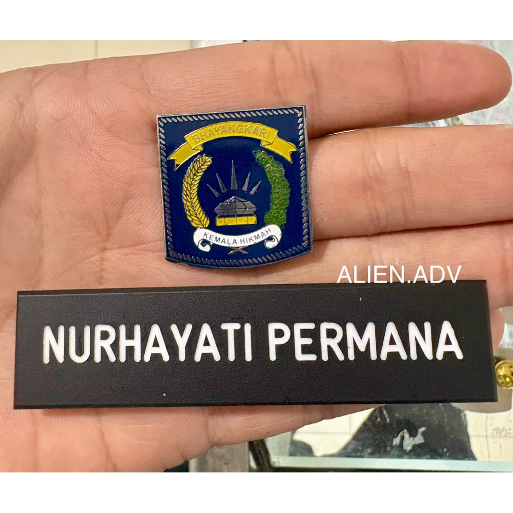 satu set papan nama Doff & pin BHAYANGKARI name tag bhayangkari peniti