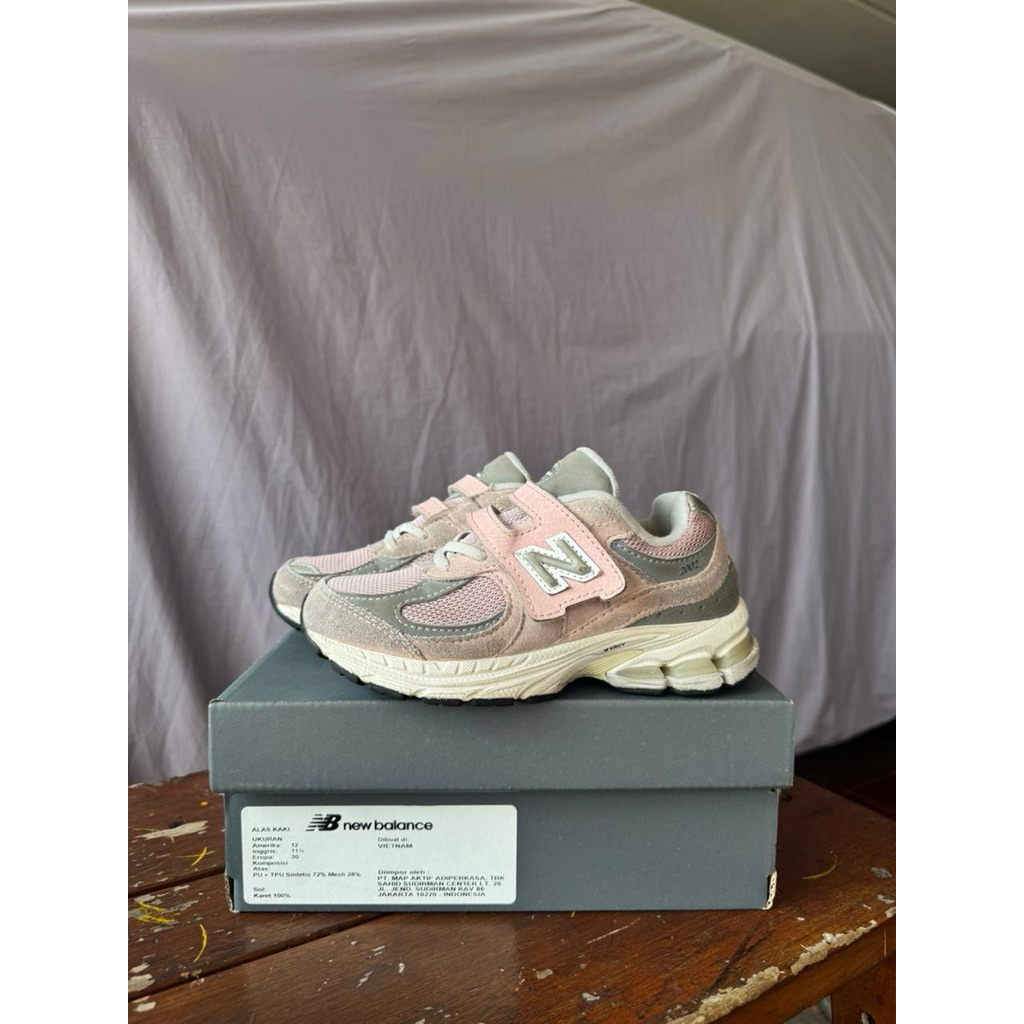 preloved sepatu anak new balance 2002R like new original 100% include Box