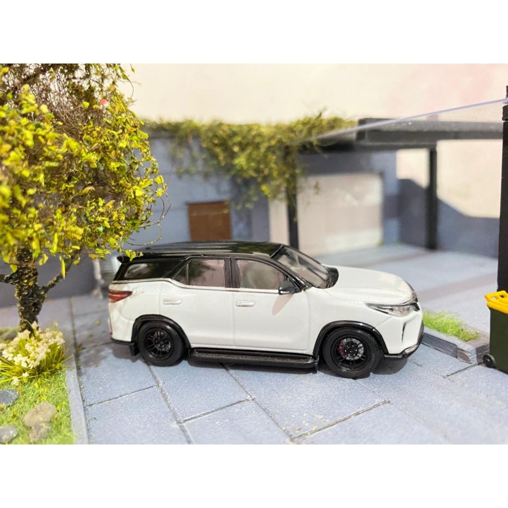 Para64 fortuner white