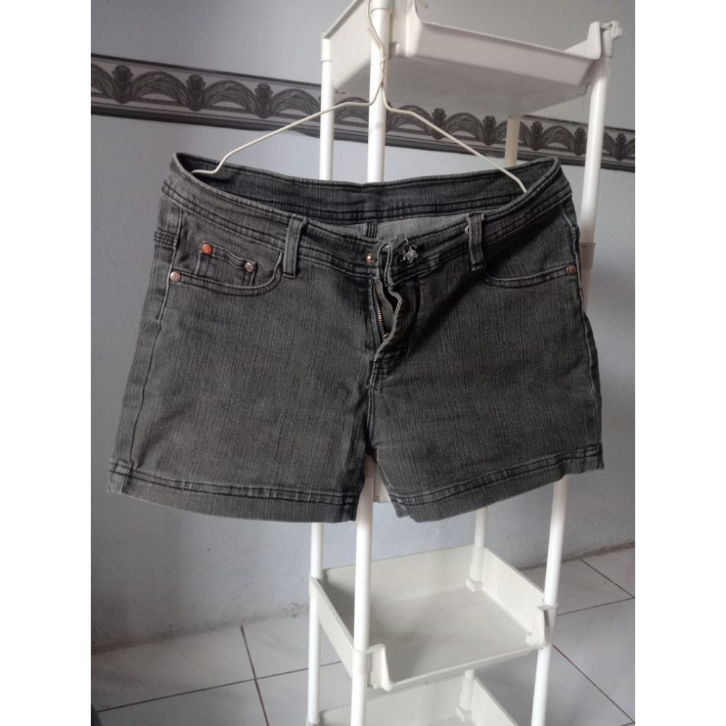 celana levis pendek wanita