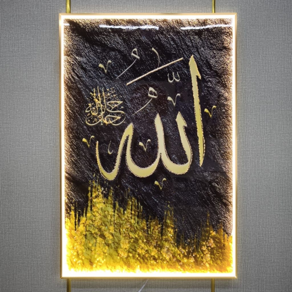 Lafadz Allah 60×90cmJudul "Lukisan Kaligrafi Lafadz Allah Emas Elegan – Nuansa Hitam Mewah & Religiu