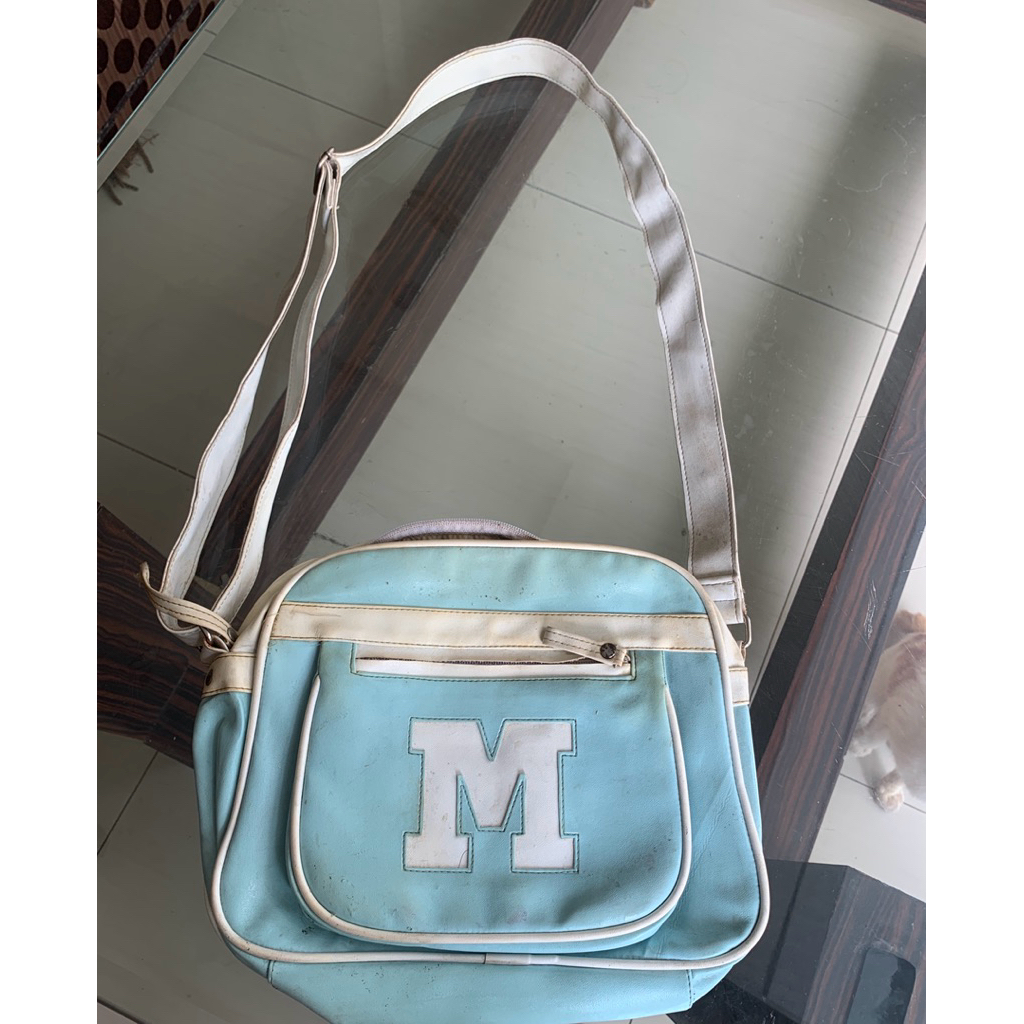 tas preloved selempang sekolah kampus biru muda langit sky sea blue logo M branded Milk Teddy