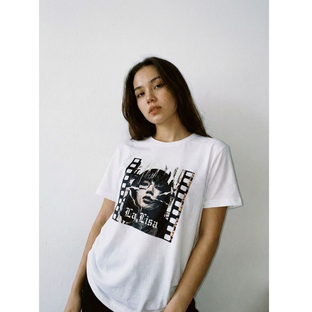 KANVAS ID Tshirt Kaos La Lisa Blackpink Graphic White Tee