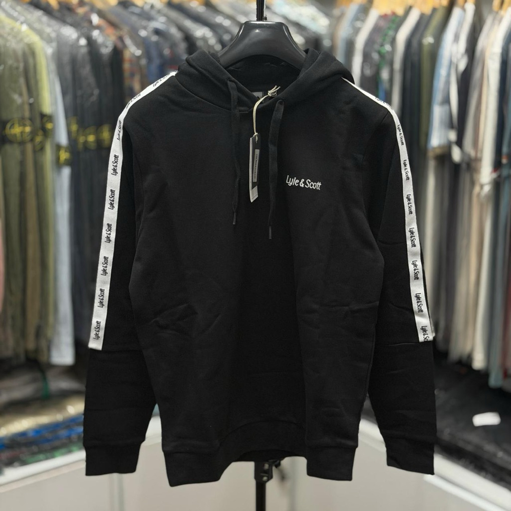Hoodie Lyle Scott Taped Black Brand New With Tags Original 100%  Size : S ( 70 X 52 )Model tinggi 17