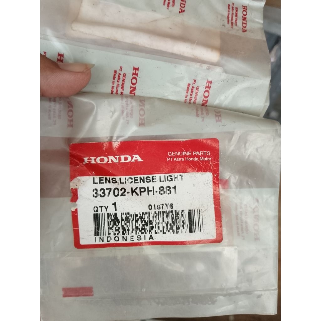 33702KPH881 – LENSA LAMPU PLAT NOMOR, MIKA BAWAH LAMPU REM, LENS LICENSE LIGHT KHARISMA ORI AHM