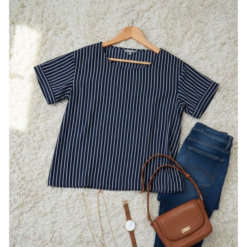 Atasan blus motif garis salur Uniqlo