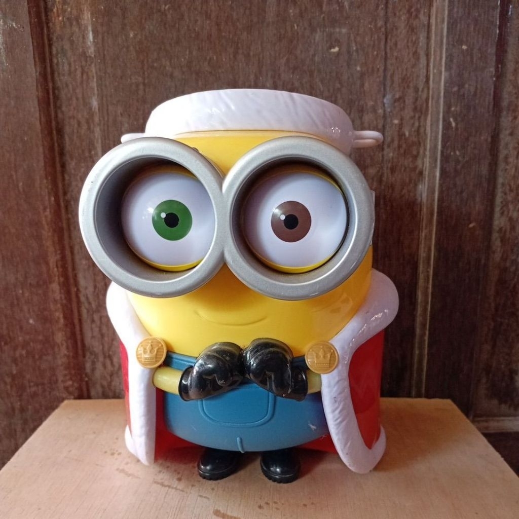 Minion King Bob Bucket Popcron Universal Studios
