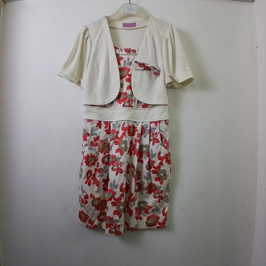 DS 372 Setelan Wanita Motif Bunga Merah Putih dengan Blazer Putih Elegan