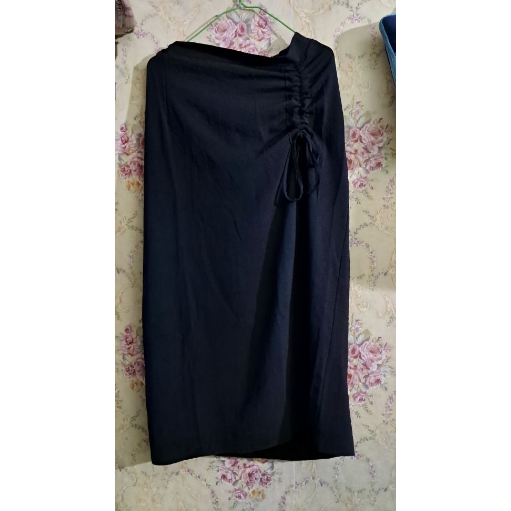Rok Serut Hitam Wanita