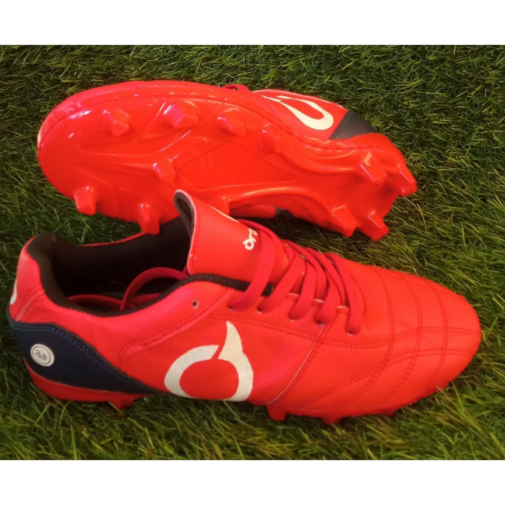 sepatu sepakbola