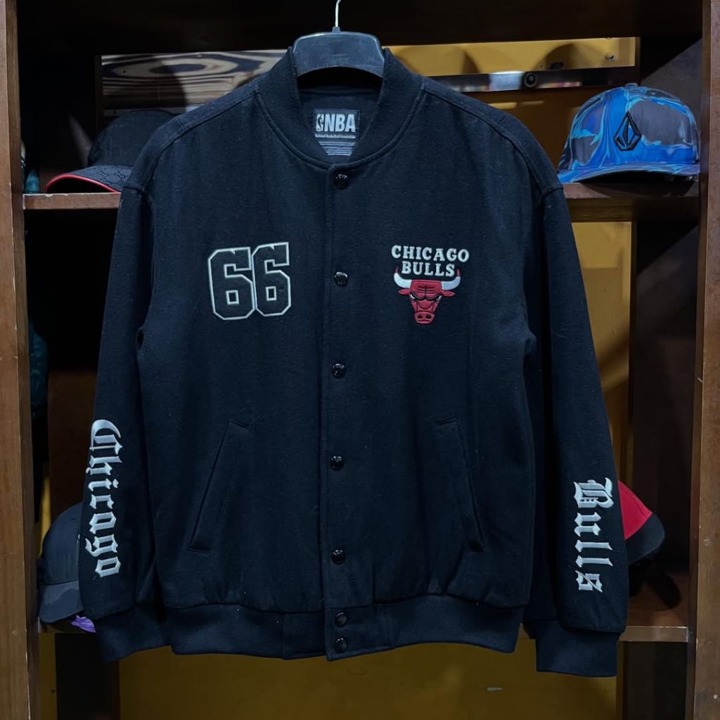 jaket varsity NBA CHICAGO BULLS tebal size XL casual bagus ORIGINAL