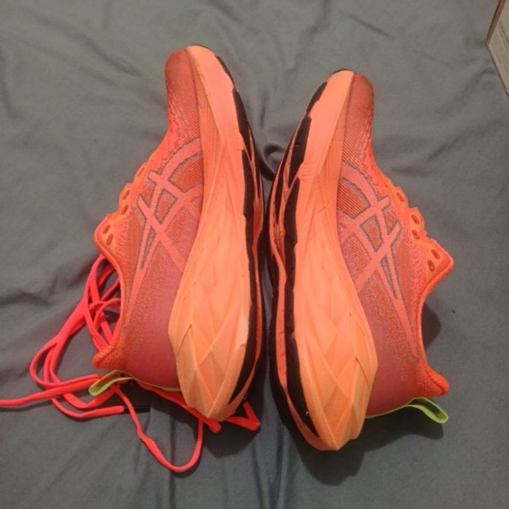 sepatu asics Novablast 4