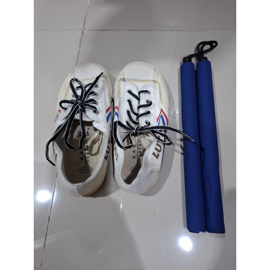 [Preloved] Set Sepatu dan Double Stick Wushu
