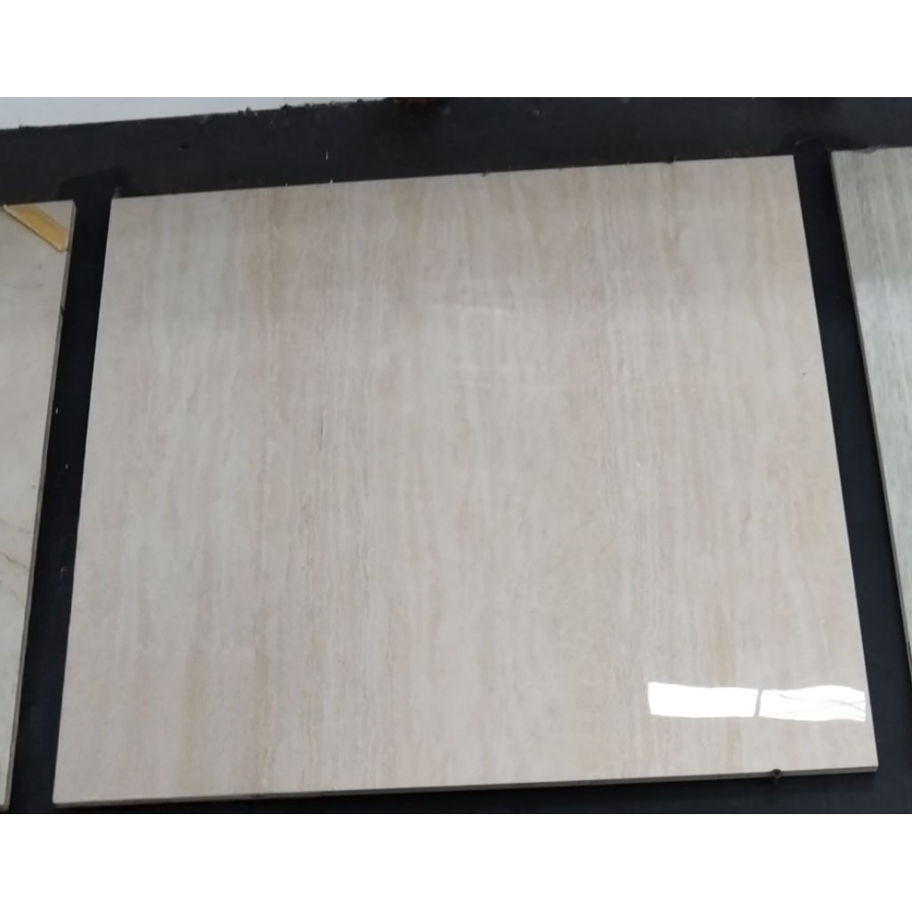 60x60 granit motif kayu glossy isi 4 banyumas