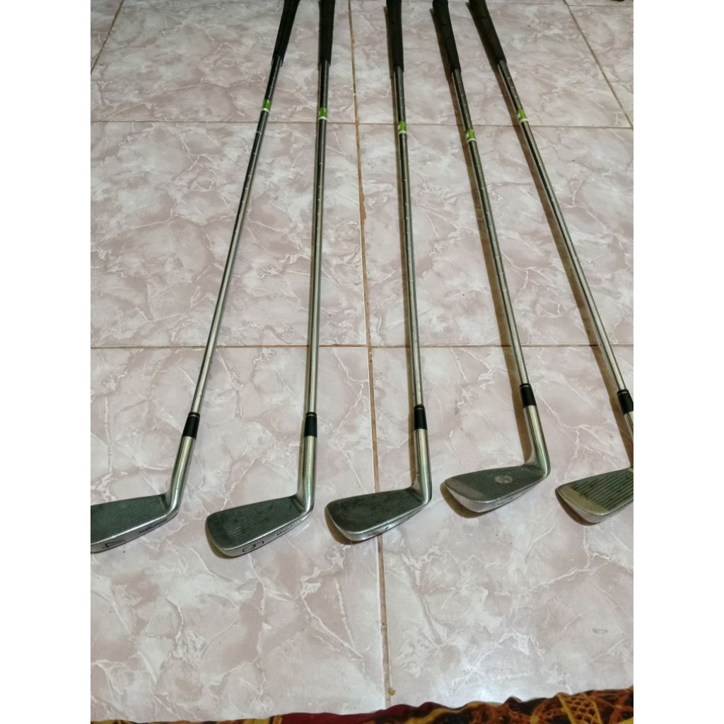 stik golf 14 biji sesuai dengan foto kondisi sesuai foto second (tidak ada tas golf ya) barang real 