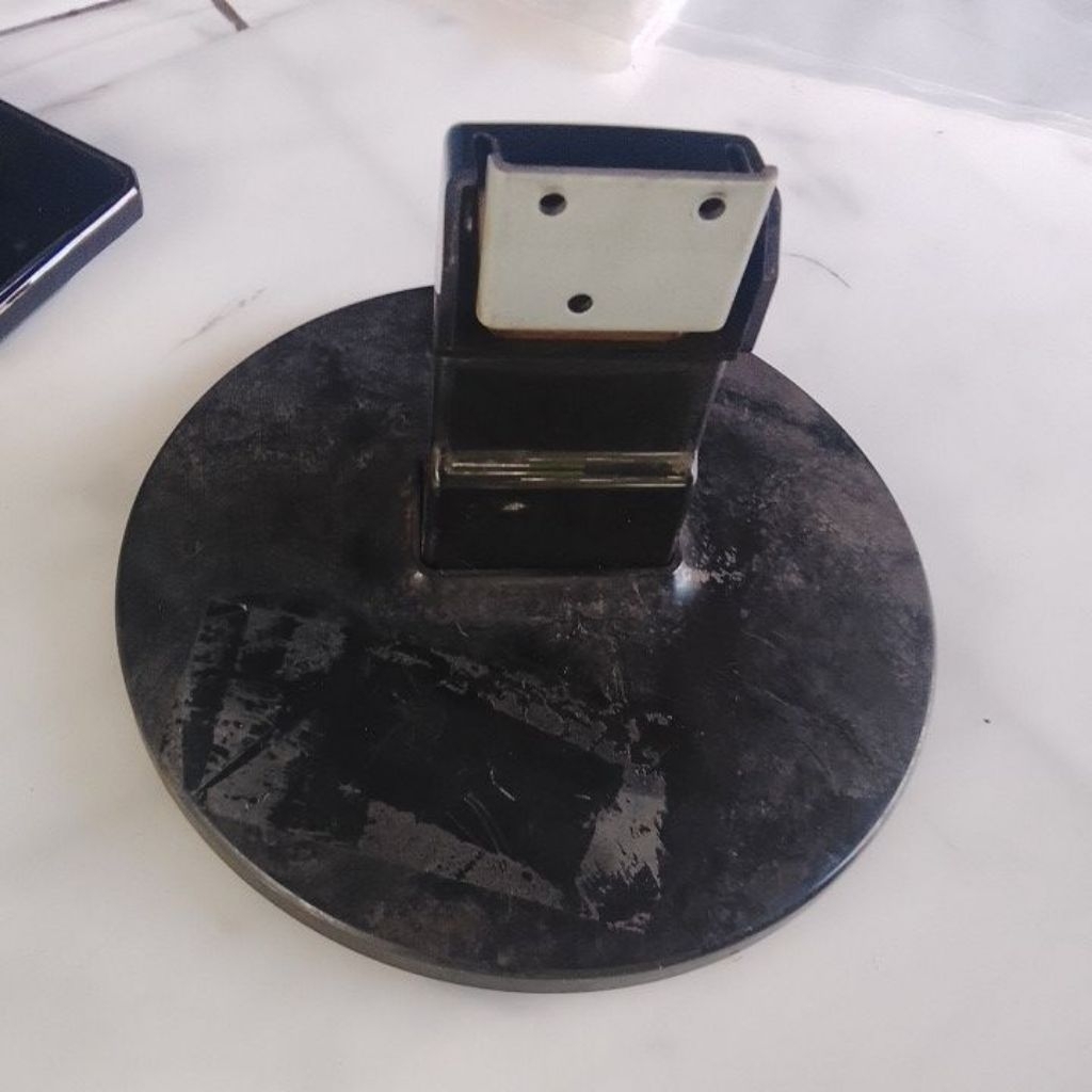 Kaki Monitor AOC 1619SW