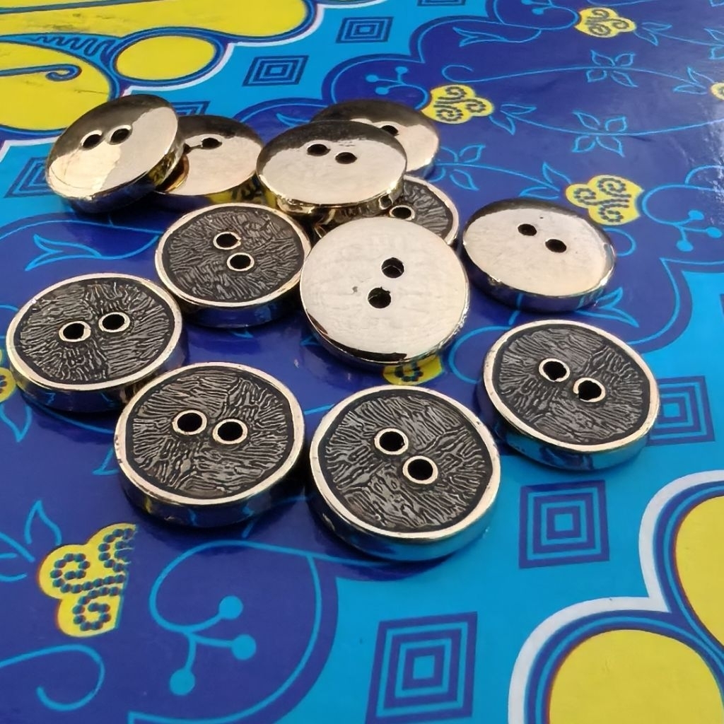 Kancing Baju Datar Hitam List Gold Lobang dua motif persegi 24L 15 Mm isi 144 pcs