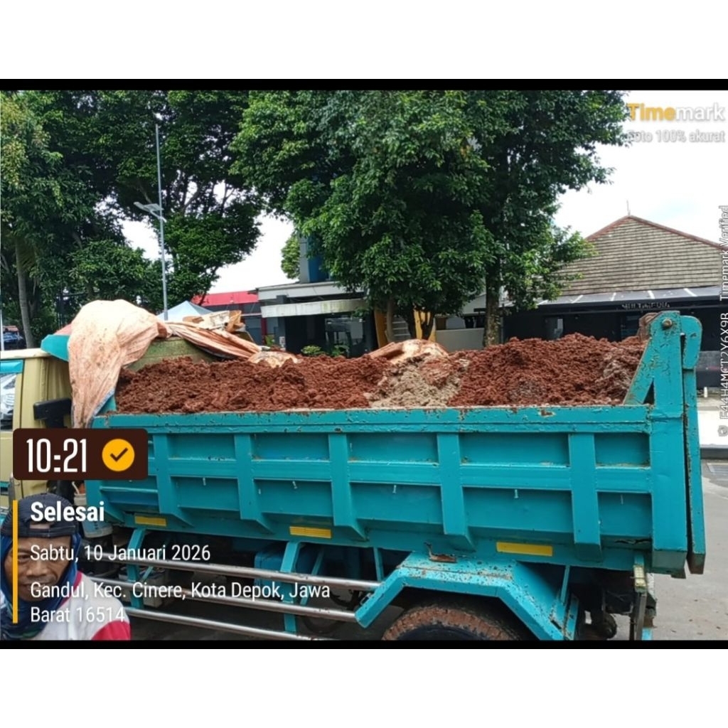 urugan tanah puing dan tanah campur