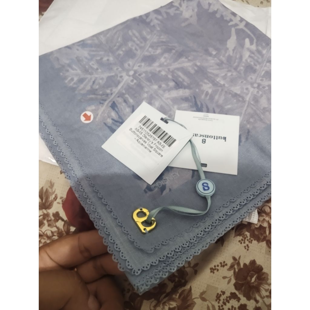 frozen aquamarine as is new Buttonscarves