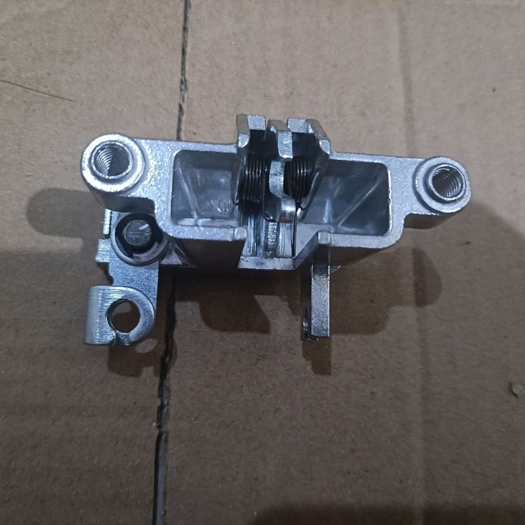 Rumah Kunci Jok Motor Polytron Fox R Fox S /  Pengait Jok Motor Listrik Polytron Fox R Fox S