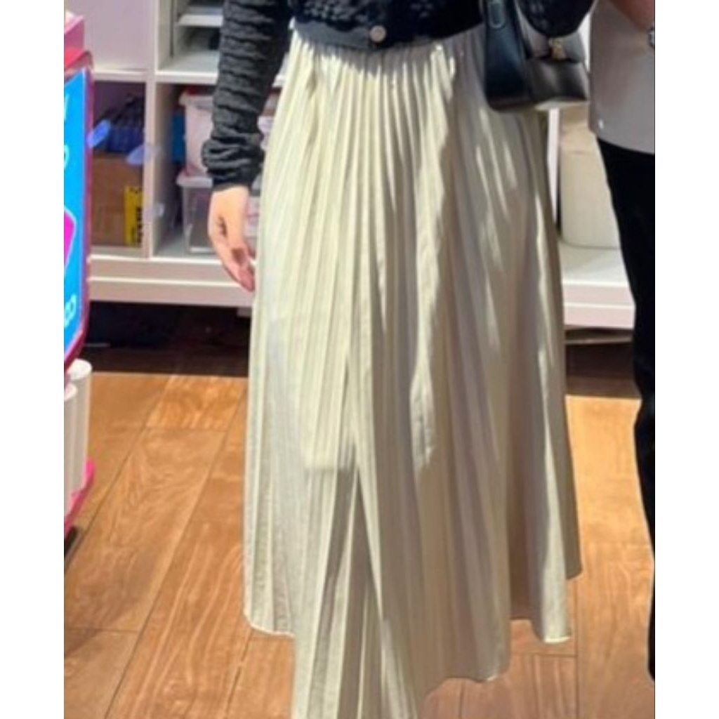 rok plisket warna cream