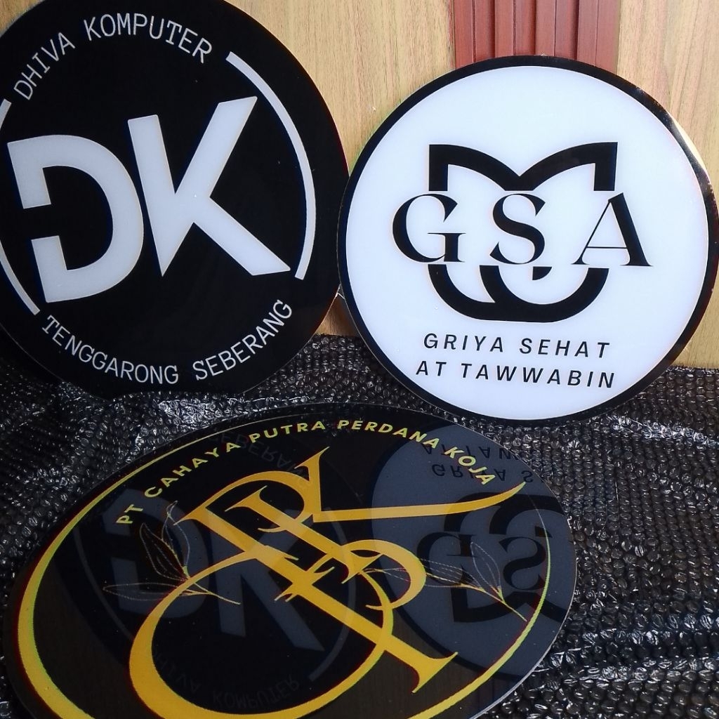 Papan Nama Toko Akrilik Custom Bulat – Bisa Desain Logo Sendiri