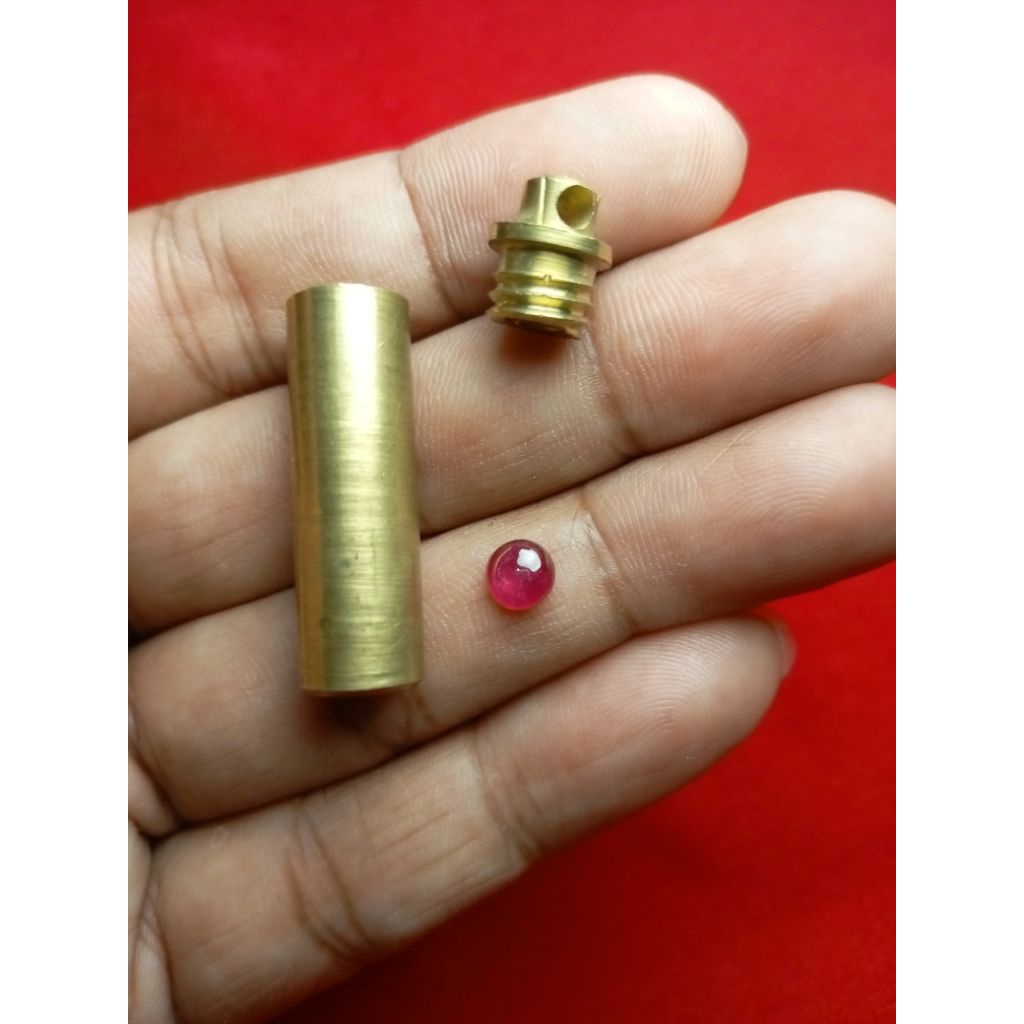 Liontin tabung Kuningan dan batu merah gepeng. j