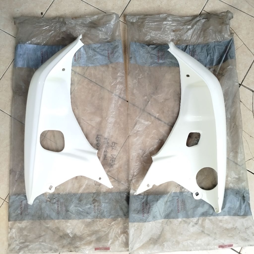 Legshield Sayap Kanan Kiri Astrea Grand Putih Original AHM