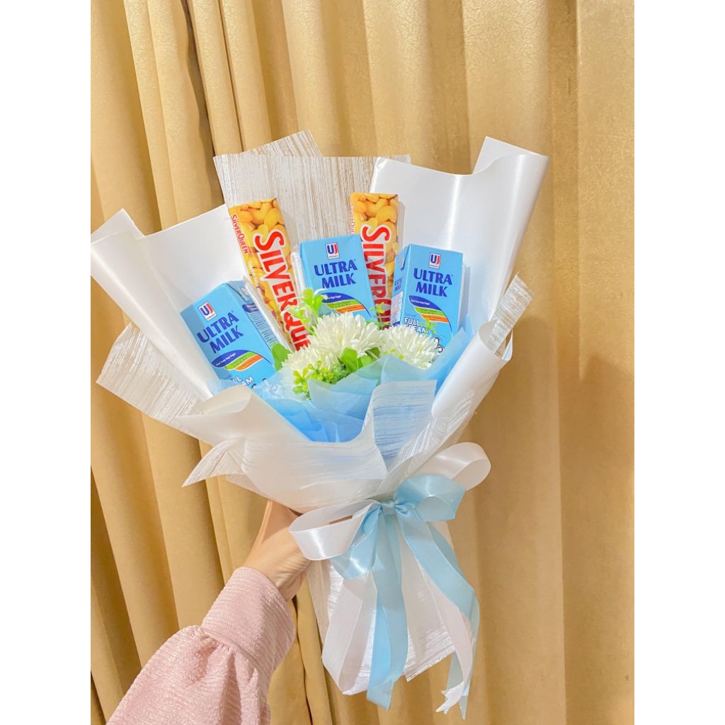 Buket Snack  - 3 susu ultra milk 2 Silverqueen + flower, Cocok untuk Hadiah Spesial