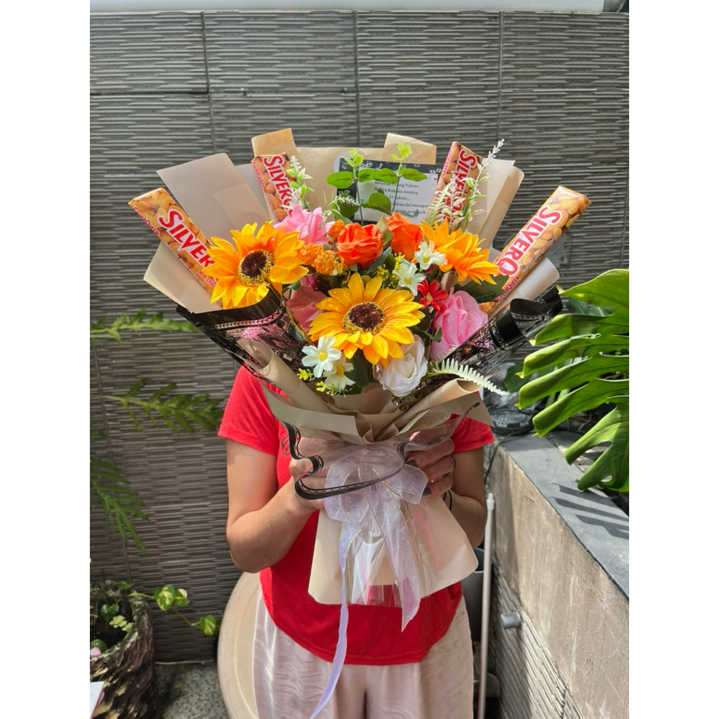 Buket besar bunga artificial + coklat silverqueen BISA REQUEST