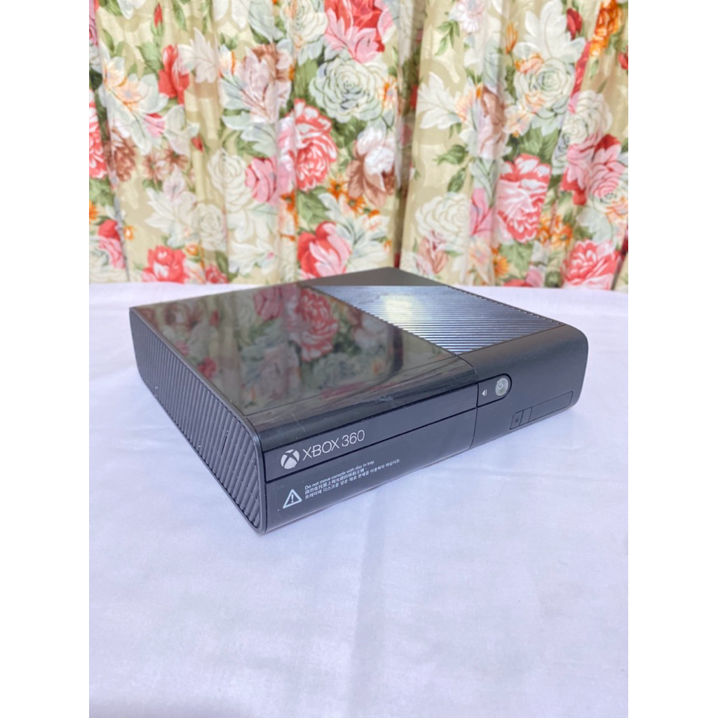 Microsoft Xbox 360 E Console 500 GB Black series model 1538 Include Adaptor