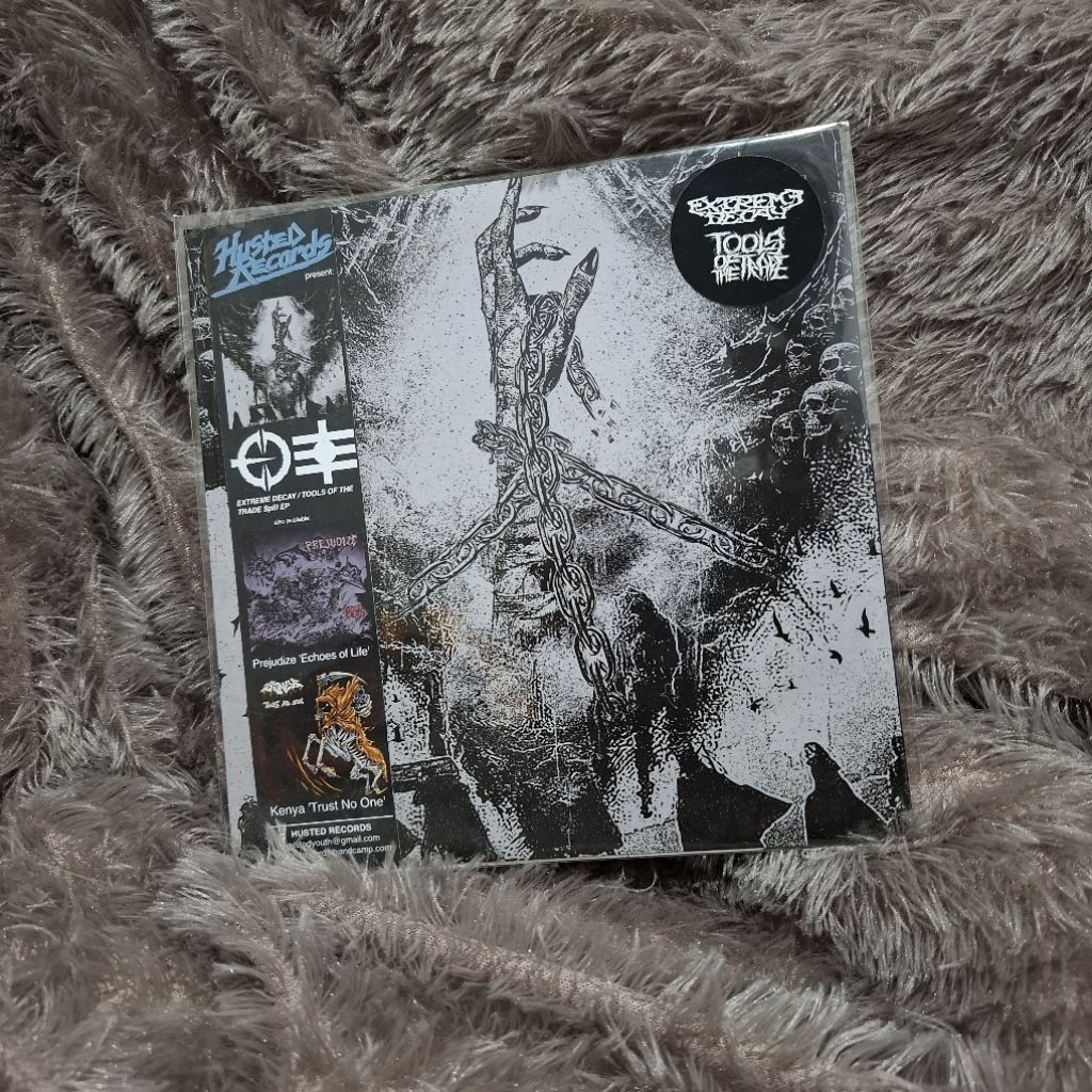 vinyl piringan hitam EXTREME DECAY/TOOLS OF THE TRADE split 7" husted records