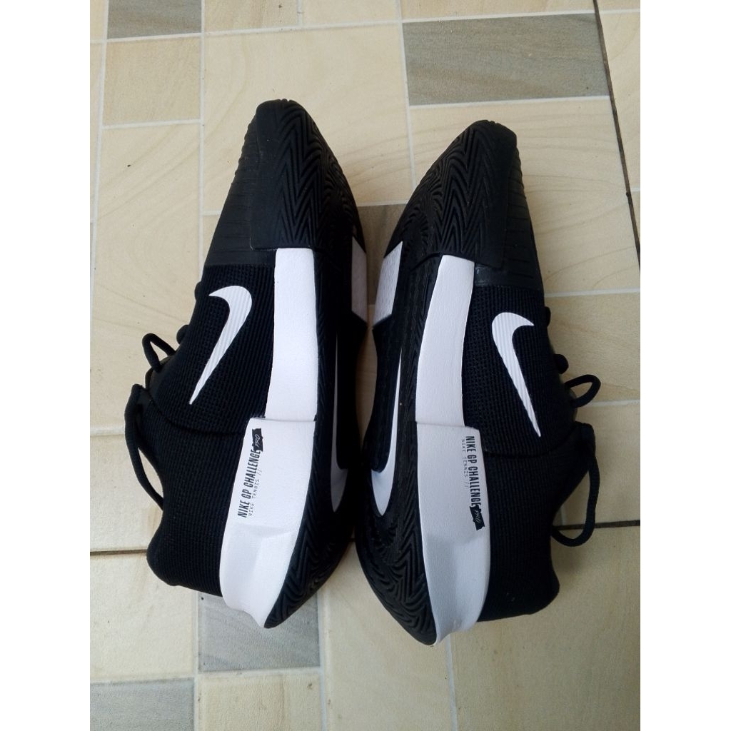 Sepatu tenis Nike GP Chalenger Pro