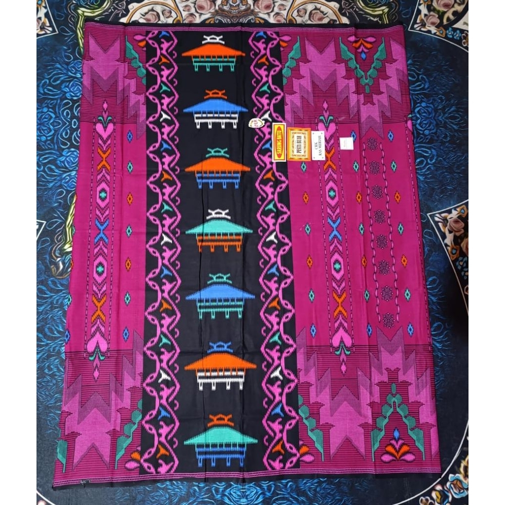 Sarung Karo Rumah adat