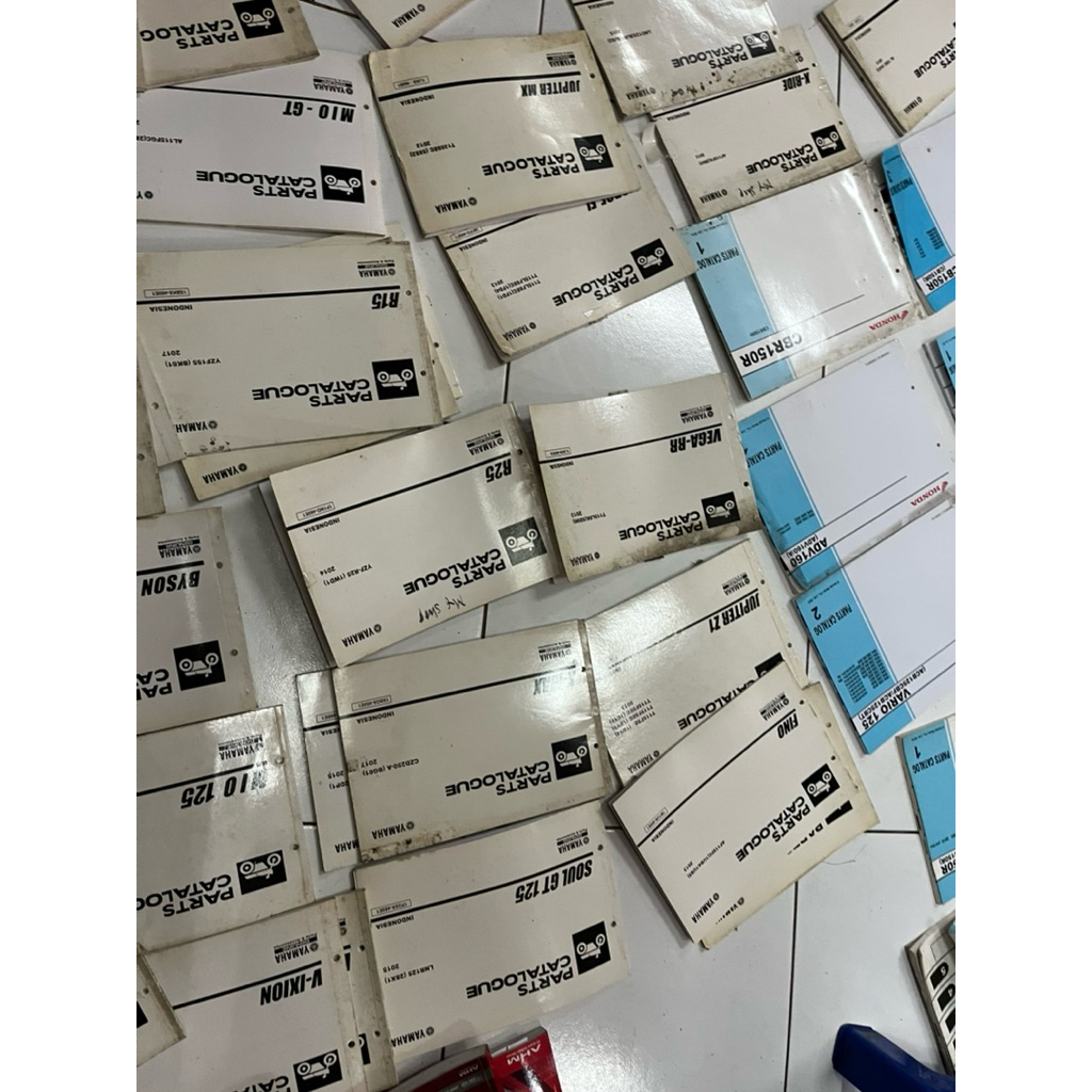 buku katalog motor lengkap borongan honda yamaha kurleb 60 buku.