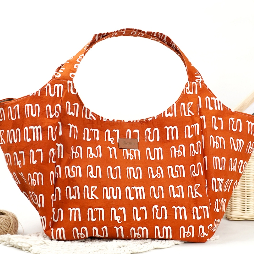 Tas Tote Wanita Batik Aksara Jawa Terracotta | Totebag Besar Multifungsi Beltote