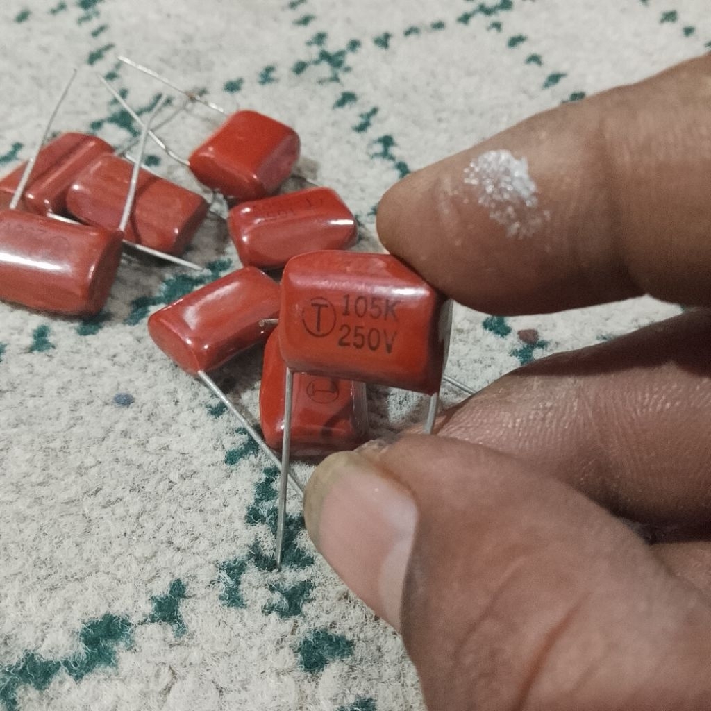 6pcs kapasitor Milar 105k - 250V