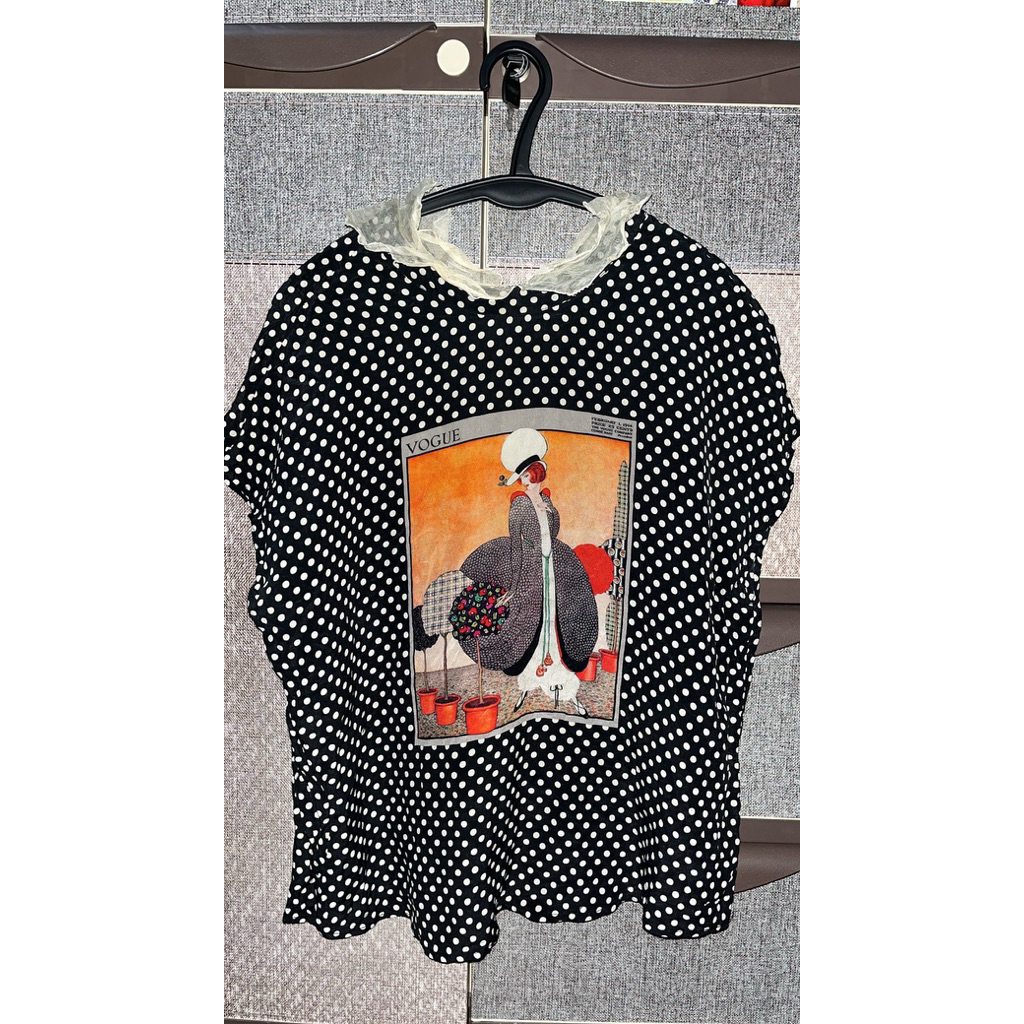 PRELOVED PRIBADI blus wanita lengan pendek motif polkadot dengan aksen ruffle & graphic print (Vogue