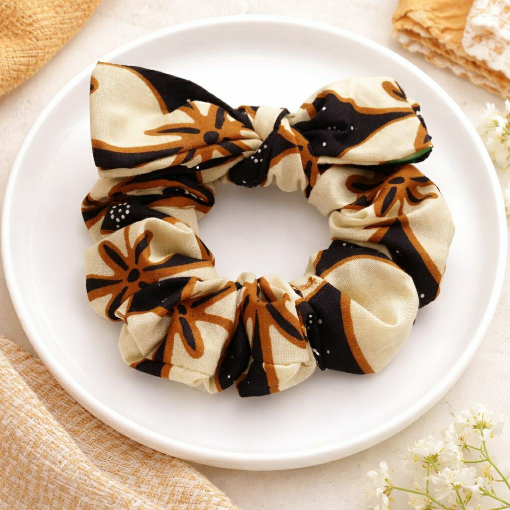 Ikat rambut / scrunchie motif batik berpita