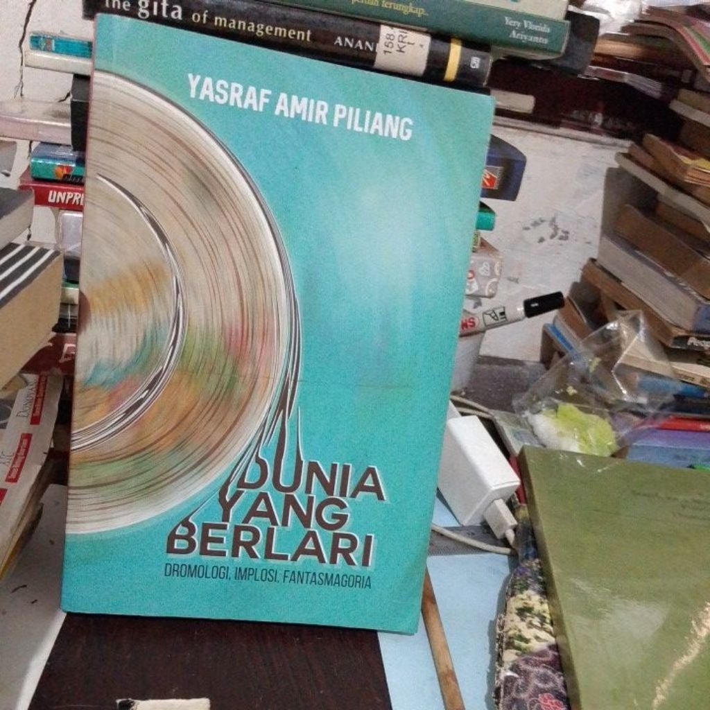 Dunia yang berlari oleh Yasraf Amir Piliang