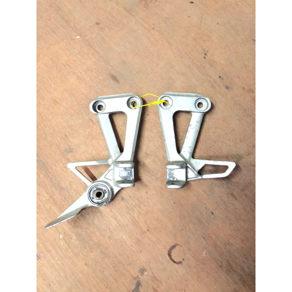 Postep footstep belakang kanan kiri original yamaha scorpio z