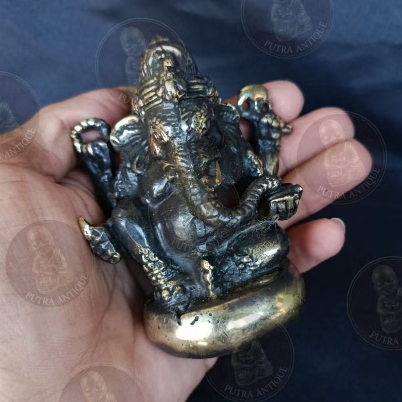 Koleksi Patung Dewa Ganesha Duduk di Atas Batu