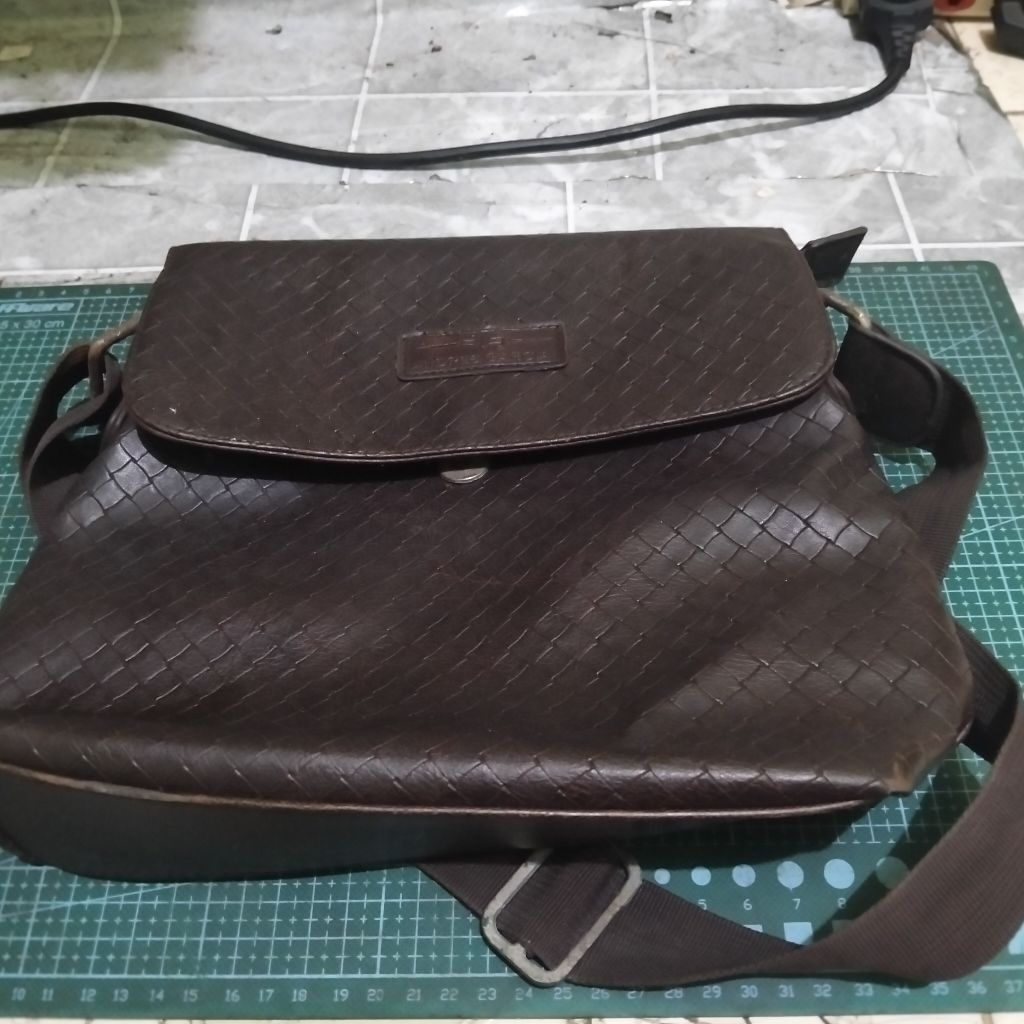 Tas Selempang Pria ANDRES GARCIA Kulit Anyam Coklat Tua Original Bekas Murah