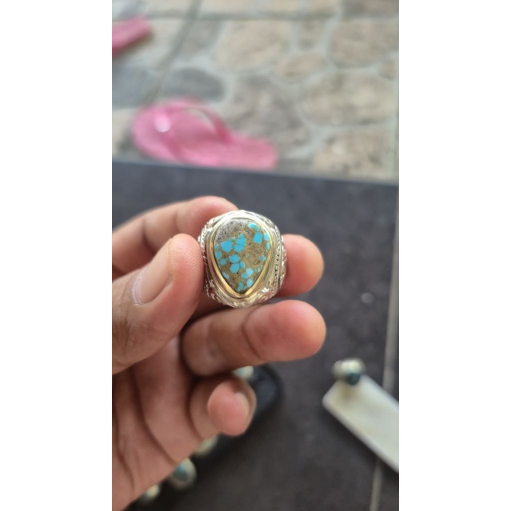 Pirus Persia urat emas