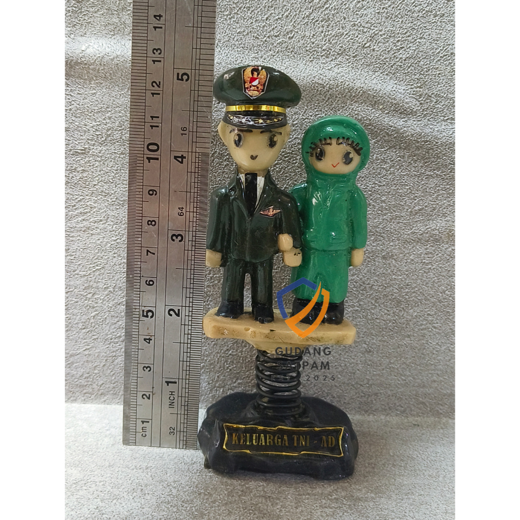 Miniatur Pasangan TNI AD Loreng Ibu Persit Hijab - Pajangan Patung Tni Ad  Ibu Persit