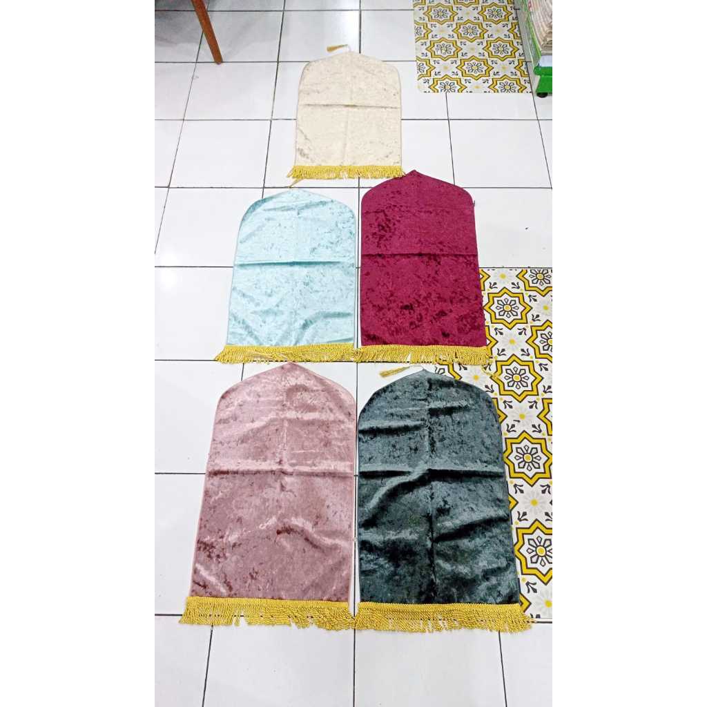 SAJADAH UKIR NAMA ARAB VELVET KUBAH TINTA EMAS